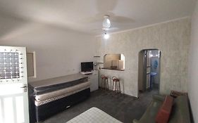 Kitnet térrea com cozinha e ar-condicionado